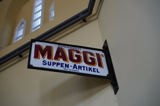 Alte Werbetafel von Maggi im S-Bahnhof Nikolassee in Berlin am 18.04.2022