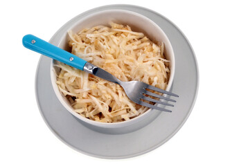 Bol de céleri-rave râpé avec une fourchette vu de dessus sur fond blanc