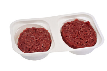 Barquette de steaks hachés en gros plan sur fond blanc