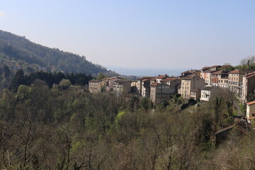 Fototapeta premium Vue d'ensemble du village de Thiers, ville de Thiers, département du Puy de Dome, France