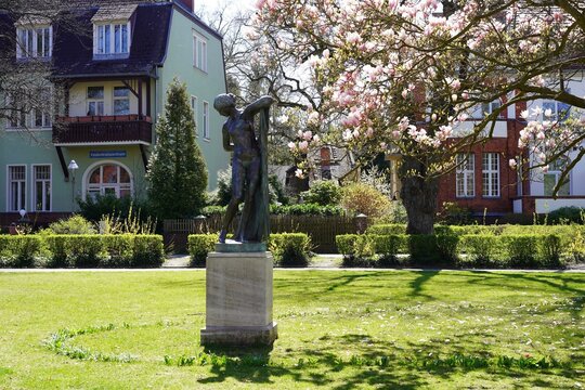 Skulptur "Die Badende" von  Ferdinand Lepcke auf dem Hohenzollernplatz in Berlin am 18.04.2022