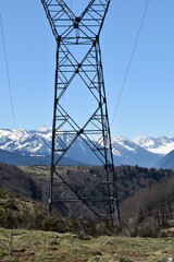 paysage de montagne avec un pilonne électrique et câbles