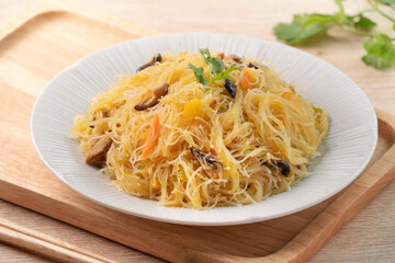 Rice vermicelli noodles stir-fried with boiled pumpkin.