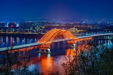 Plakat Bridge of Seoul Banghwa bridge beautiful Han river at night, Seoul, South Korea.