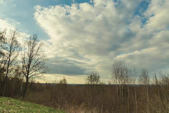 Wiosenne, zachmurzone niebo.