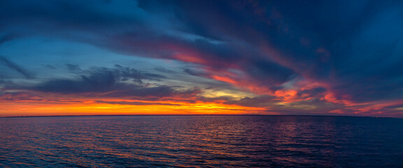 Fototapeta na wymiar Beautiful sunset over the water surface