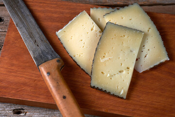 Slices of semi-cured cheese