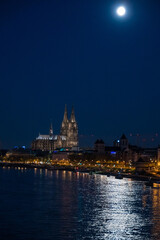 Fototapeta na wymiar Kölner Dom mit Mond 