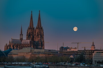 K&ouml;lner Dom mit Mond 