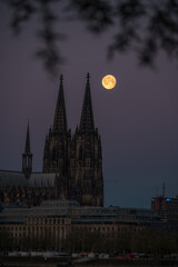 K&ouml;lner Dom mit Mond 
