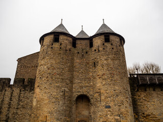 Fototapeta na wymiar imagen de las torres de entrada del castillo de Carcassonne 