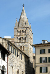 Fototapeta na wymiar Gênes, Italie, bateaux, port, église, façades colorées, sculpture, grues