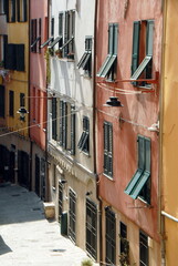 Fototapeta na wymiar Gênes, Italie, bateaux, port, église, façades colorées, sculpture, grues