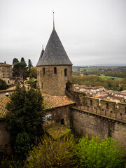 Fototapeta premium imagen de una torre del castillo de Carcassonne y parte de la muralla