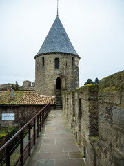 Fototapeta na wymiar torre del castillo de Carcassonne con un trozo de muralla 