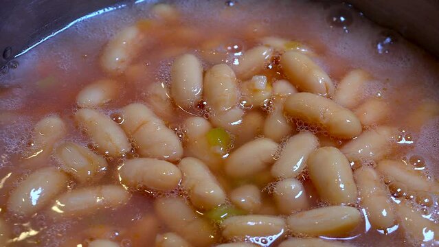 Cooking white beans with vegetables