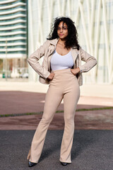 Obraz premium woman with afro hair at city