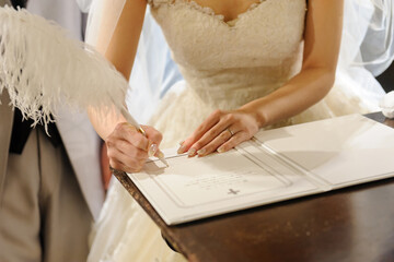 Obraz premium 結婚証明書にサインをする新婦
