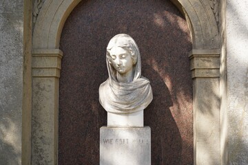 Frauenbüste auf dem Friedhof Nikolassee in Berlin