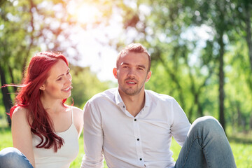 Obraz premium Young couple on a date in the park