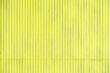 黄色く塗られたトタン板