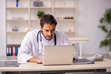 Obraz premium Young male doctor in telemedicine concept