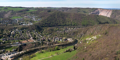 Lenneschleife bei Altena Nachrodt im Sauerland - im Hintergrund Steinbruch
