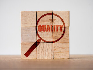 Die Suche nach Qualität, Holzwürfel mit Qualitätsgarantie