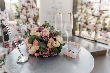 wedding details - bouquet with glasses and rings