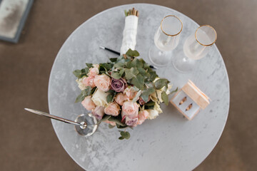 wedding details - bouquet with glasses and rings