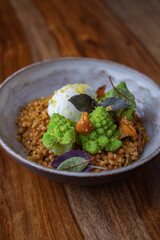 Hiszpańskie dania podawane w restauracji z ciekawymi dekoracjami © Jakub