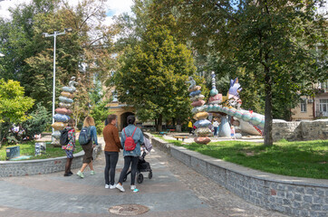 Obraz premium Kiev. Ukraine. September 4, 2021 People on a walk on a landscape alley in Kyiv in autumn