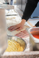 Przygotowywanie pysznej włoskiej pizzy w piecu opalanym drewnem