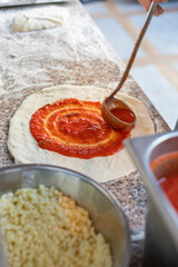 Przygotowywanie pysznej włoskiej pizzy w piecu opalanym drewnem