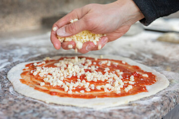 Przygotowywanie pysznej włoskiej pizzy w piecu opalanym drewnem