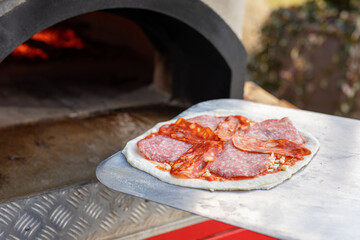 Przygotowywanie pysznej włoskiej pizzy w piecu opalanym drewnem - obrazy, fototapety, plakaty