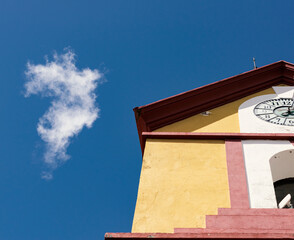 cielo azul despejado con nube blanca junto a la torre de Almanza en León