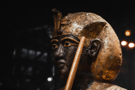 tomb of Tutankhamun pharaoh egypt historical statue golden 