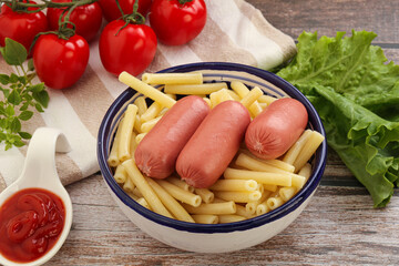 Mini sausages with pasta macheroni