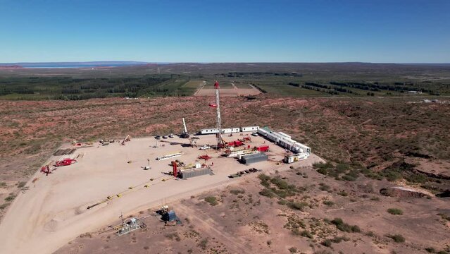 Pulling equipment. Oil well maintenance in Vaca Muerta (Argentina).