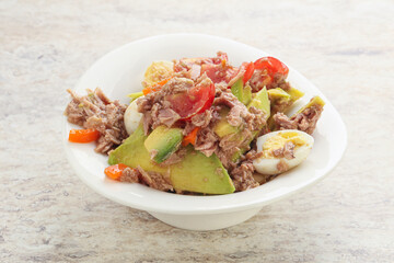 Salad with tuna and avocado