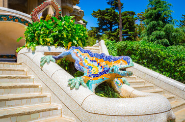 Beautiful lizard fountain in public park Guell in Barcelona, Catalonia, Spain. - obrazy, fototapety, plakaty