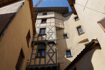 Fototapeta na wymiar Immeuble typique, vu de l'extérieur, ville de Thiers, département du Puy de Dome, France