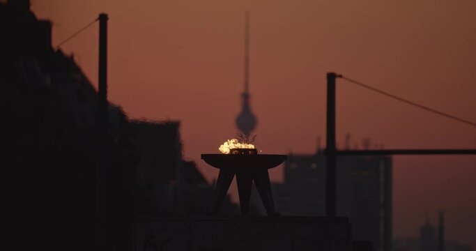 Ewige Flamme  auf dem Theodor Heuss Platz  und berliner Fernsehturm im Hintergrund