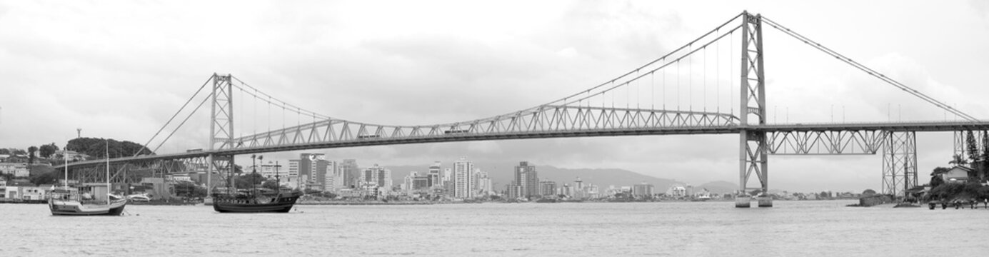 Hercílio Luz Bridge, longest national suspension bridge, Florianópolis, State of Santa Catarina, Brazil © felipecamps