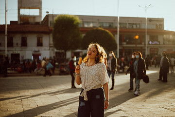 Mujer disfrutando de sus vacaciones mostrando su paleta. Concepto de turismo y vacaciones.