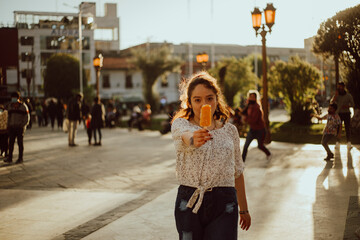 Mujer disfrutando de sus vacaciones mostrando su paleta. Concepto de turismo y vacaciones.