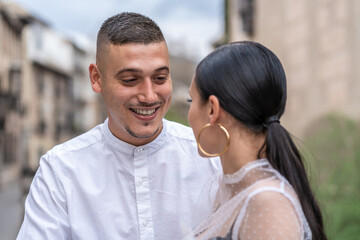Obraz premium Smiling young man looking at his partner outdoors