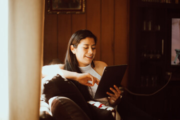 Mujer usando su tableta en casa. Concepto de teletrabajo y tecnología.