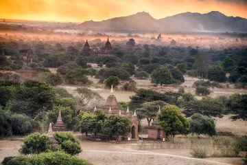 Foto op Plexiglas Sunset over Bagan in Myanmar © Fyle